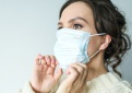 Renginiuose uždarose erdvėse galima dėvėti ne tik FFP2 lygio respiratorius, bet ir medicinines kaukes