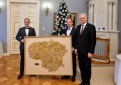 LR Prezidentui kupiškėnai broliai bitininkai įtreikė dovaną