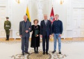 Lietuvos Respublikos Prezidentas Gitanas Nausėda ketvirtadienį, artėjančios Motinos dienos proga, ordino „Už nuopelnus Lietuvai“ medaliu apdovanojo 45 mamas ir globėjas